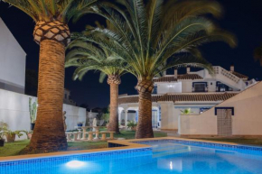 Villa La Contenta jardín y piscina en Conil
